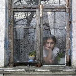 niña mirando-ventana