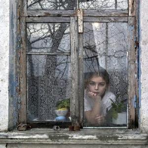 niña mirando-ventana
