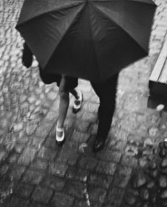 Pareja bajo la lluvia- Iglesia