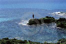 mujer-joven-mirando-hacia-fuera-al-mar-6078515