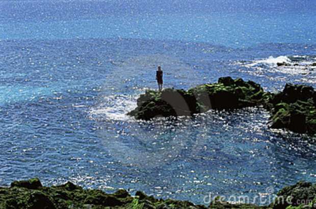 mujer-joven-mirando-hacia-fuera-al-mar-6078515