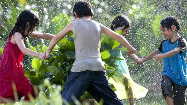 ninos-kids-jugar-ronda-play-juego-agua