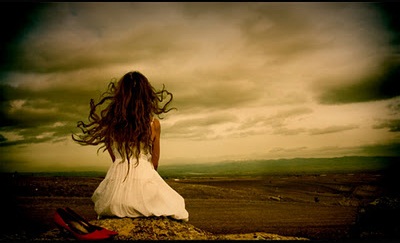 Mujer sola en el mar