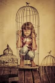 De nada le sirve al pájaro estar en una jaula de oro cuando lo que ...